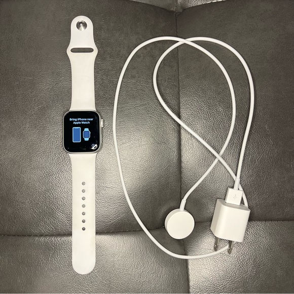 Apple Watch Series 4 - 40mm 12 GB - Picture 1 of 3